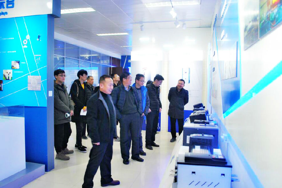 西驰电气董事长宋涛、总经理徐革平陪同 西驰电气董事长宋涛、总经理徐革平陪同